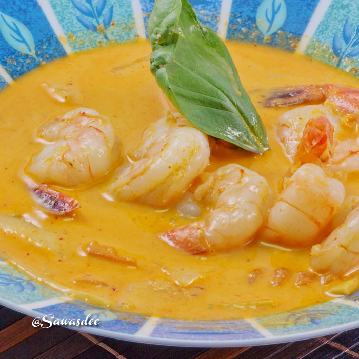 Crevettes au curry rouge