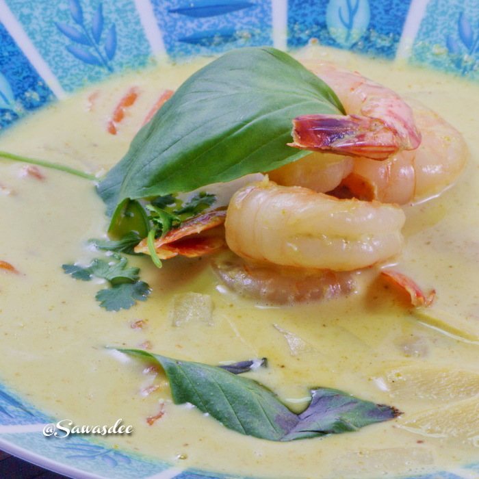 Crevettes au curry vert 